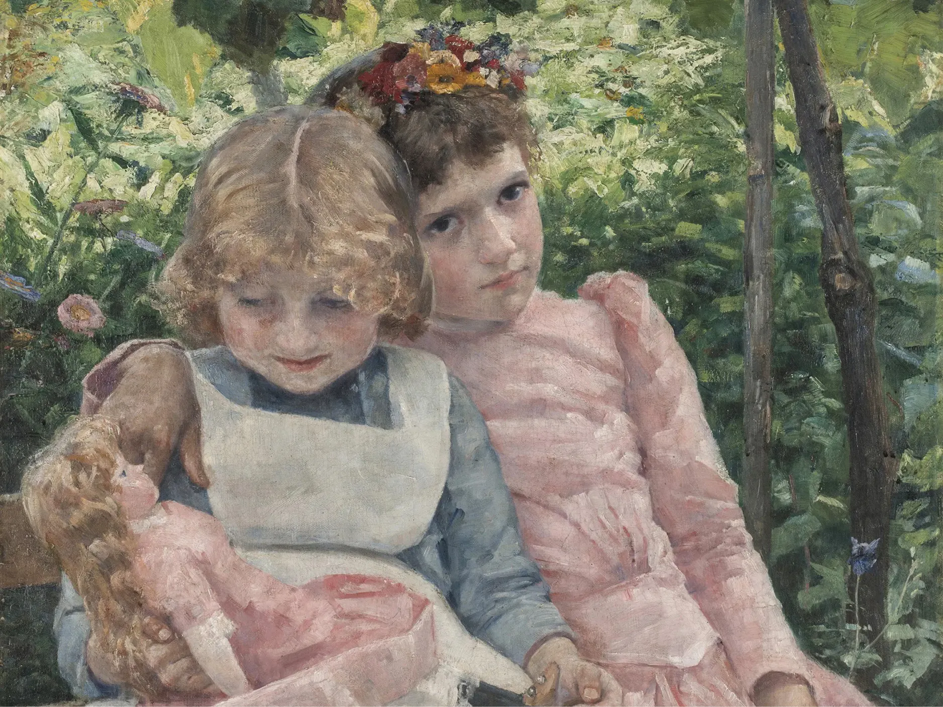 Realistična slika dveh deklet, ki sedita v naravi, ena čez ramena objema drugo, ki ima v rokah lutko